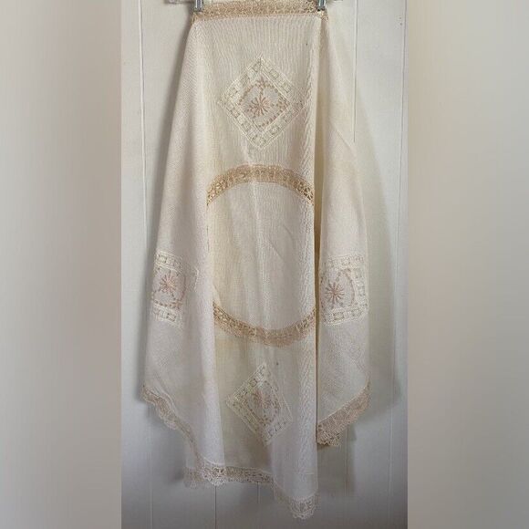 Vintage Tablecloth Cream Linen Weave Lace Embroidered Round 42” Grandmacore - Picture 1 of 3
